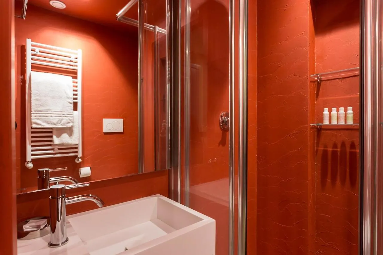 Living Suites Milão 2*,